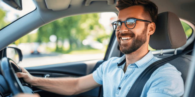 hombre manejando siendo empático al conducir