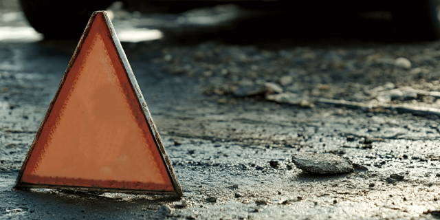 Qué hacer si eres el primer respondiente vial Triángulo de emergencia colocado después de un accidente