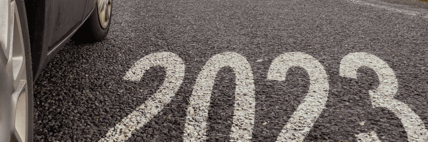 Costado inferior de un vehículo en carretera, acompañado de los números 2023