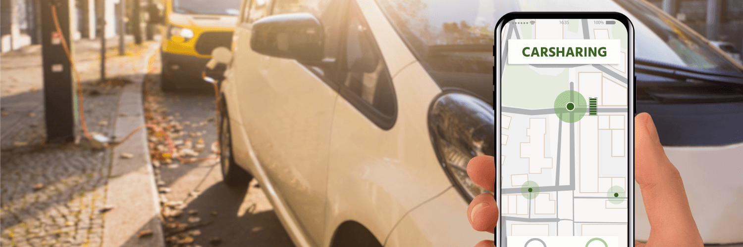 Persona pidiendo carsharing desde su celular 